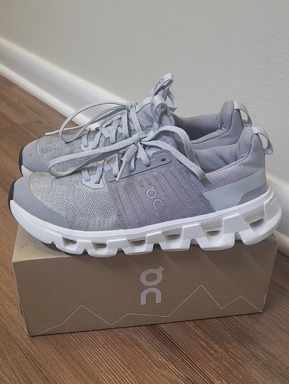 On Running women,s  Cloudtec Sneakers in Light Gray 6.5